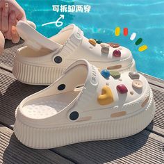 Summer Clogs, Crocs Fashion, Nursing Clogs, Street Style Shoes, Designer High Heels, Long Drop Earrings, Workout Accessories, Stylish Shoes