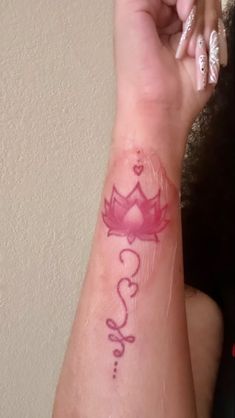 a woman's arm with a tattoo on it that has a crown and hearts