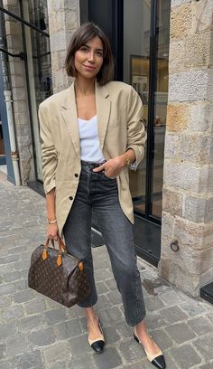 Outfit With Beige Blazer, Parisian Style 2024, French Style Clothing, Sweater Outfits Fall, Parisian Chic Style, European Summer Outfits, Mommy Outfits, Classic Style Outfits