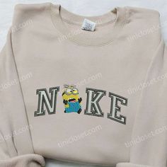 The Nike x Dave Minion Embroidered Hoodie is a must-have for any Minion lover! Made with high-quality materials, this hoodie Minions Halloween Costume, Kevin Minion, Diy Hoodies, Minions Halloween, Nike Cartoon, Nike Hoodies, Nike Inspired, Nike Crewneck Sweatshirt, Maroon Hoodie