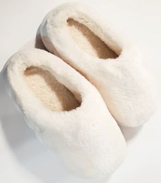 Faux Fur Slippers Indoor Soft Sz US 7.5 White Slippers, Faux Fur Slippers, Fuzzy Slippers, Warm Slippers, Fur Slippers, White Faux Fur, Room Essentials, House Slippers, Christmas Wishlist