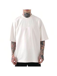 * FABRICAÇÃO PRÓPRIA *  A Camiseta Oversized da Kouck possui um design perfeito para seu estilo. Com um tecido super encorpado, leve e ao mesmo tempo muito confortável perfeito para se destacar no seu dia a dia, proporcionando muito estilo, aumentando sua autoestima e confiança.          CARACTERÍSTICAS: - Gola: 2,5cm - Composição: 100% Algodão - Gramatura: 200g - Caimento: Oversized        TABELA DE MEDIDAS:            Compri.       Largura            Manga P -      72cm           50cm T Shirt, Design, Mock Up