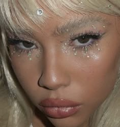 Makeup With Crystals Rhinestones, Witch Makeup Glitter, White Silver Eye Makeup, Wet Hair Look Blonde, Crystal Makeup Rhinestones, White Rave Makeup, Silver Gem Makeup, Silver Festival Makeup, Moon Makeup Halloween