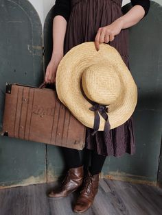 ▲ ▲ shipping worldwide - please ask for shipping costs for your country ▲ ▲ Beautiful old vintage hat women's hat Light straw hat, strolling hat, sun hat, gardener's hat in an interesting shape ~ head slightly angular, wide pressed brim Natural straw, faded grosgrain ribbon as a bow very small head circumference therefore offered here as a perfect decorative piece without any further decoration I would like to expressly point out that all items offered in my shop are vintage items, often up to 1 Gardener Hat, Hat Light, Small Head, Vintage Hat, Old Vintage, Head Circumference, Sun Hat, Hats Vintage, Straw Hat