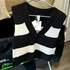 H &M Sweater Cropped Vest Classic Black And White Stripe Size Small, New W Tags Never Worn No Flaws Super Cute And Great Fabric Feel Chest 18’ Full Length 21’ Thanks For Stopping By, Send An Offer Over ! Trendy Black And White Winter Tops, Casual Black And White Winter Tops, Divided H&m, Hm Sweater, Sweater Crop, Cropped Vest, Sweater Vest, Classic Black, White Stripe