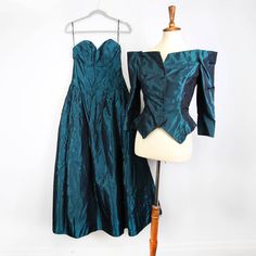 Vintage 70s 80s Peacock Green Teal Strapless Ball Gown With Jacket Size Xxs/Xs Sweetheart Neckline Beautiful Iridescent Teal Green Classic Ballgown Approximate Measurements Laying Flat 14.5" Bust 13.5" Waist Gown With Jacket, Strapless Ball Gown, Peacock Green, Teal Green, Ball Gown, Sweetheart Neckline, Vintage 70s, Vintage Dresses, Ball Gowns