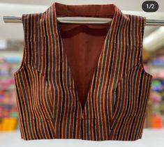 Blouse Design High Neck Pattern, Cotton Saree Blouse Neck Designs, Blouse With Buttons On The Back, Cotton Blouse Design Sleeveless, Blauz Pattern New, Collar Sleeveless Blouse, Sleeveless Blouse Pattern Sewing, High V Neck Blouse Designs, Cotton Sleeveless Blouse Designs