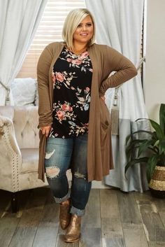 Curves and cozy vibes: Fall fashion for every body type Plus Size Winter Outfits, Plus Size Fashion Tips, Fall Cardigan, Plus Size Fall Fashion, Look Plus Size, Plus Size Fashion For Women, Cute Fall Outfits