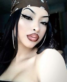 90s Chola Aesthetic, Chicana Makeup, Chola Aesthetic, Chola Makeup, Chicana Aesthetic, Looking Like A Snack, Vampire Bride, Chola Style, Makeup 2017