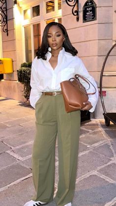 Khaki Beige Outfit, Business Casual Khaki Pants Outfit, Brown Business Pants Outfit, Samba Work Outfits Women, Smart Casual Women Outfits Classy Chic, Outfit Pantalon Vert, Brown Dress Outfit Casual, Elegant Casual Outfits For Women, Elevated Casual Outfits Women