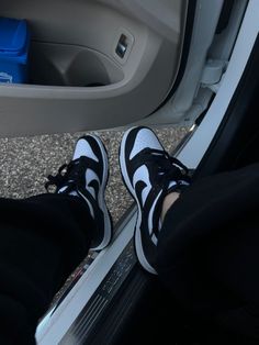 People Wearing Shoes, Style Nam, Air Jordans Girls, Shoe Pics, Nike Sneakers Mens, Shoe Story, Jordans Girls, Sneaker Lovers, Cute Relationship Photos