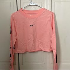 Pink Cropped Long Sleeve Nike Shirt. Size M But Fits Like A Small. Says Nike Down Both The Sleeves. W/ Tags Nike Crop Top Outfits, Nike Track And Field, Nike Crop Top, Oversized Crop Top, Athletic Crop Top, Crop Long Sleeve, Tops Nike, Nike Shirt, Cropped Long Sleeve