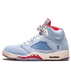 If you're a sneakerhead, you know all about the Air Jordan 5 Retro. This iconic sneaker is back and better than ever, with a luxurious suede upper and hits of University Red, Sail, and metallic gold. The lateral heels are embroidered with MJ's jersey numbers, '23' and '5', paying tribute to the legendary basketball player and his son, Marcus. The translucent rubber sole features a wood-grain motif, referencing the court-style flooring in MJ's trophy room. This limited-edition sneaker is sure to Bernstein Bears, Houston Oilers, Nike Foamposite, Nike Air Jordan 5, Trophy Rooms, Cinnamon Toast Crunch, Custom Nike Shoes, Jordan Shoes Retro, Jordan 5 Retro