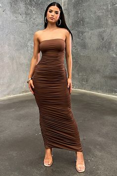 A little strapless moment is just what we were after! Our fierce Tonic Maxi is a babe to die for featuring a strapless cut, a body hugging fit with stretchy, double lined fabrication and ruching details on either sides. Style this doll with white strappy heels, gold accessories and some pretty wavy curls for a cocktail look for keep it casj with some sneakers. FABRICATION: 100% polyester SIZING: Crystal's height is 163cm / 5'3 and wears a size AU6/US2. Princess Dress Prom, Cocktail Look, White Strappy Heels, Summer Formal Dresses, Wavy Curls, Prom Dresses Yellow, Heels Gold, Girls Pageant Dresses, Sweetheart Prom Dress