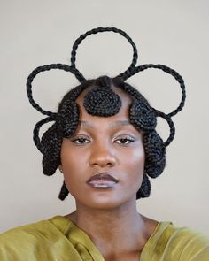 Escultura capilar com trança, koroba braids Braid Out Natural Hair, Grad Hairstyles, Diy Hair Wig, High Fashion Hair, Hair Projects, Traditional Hairstyle, Haute Hair, Braid Out, Natural Hair Beauty