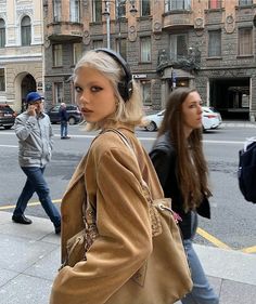 Landon King, Pelo Color Vino, Goth Barbie, Barbie Blonde, Aesthetic Goth, Rina Kent, Women Outfits, Aesthetic Hair, Bella Hadid