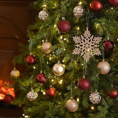 This set includes a variety of tree ornaments, featuring balls in different shapes such as diamond-patterned balls and snowflake. The diverse designs complement each other well, adding interest and charm to your overall decorOur tree ornaments include 3 special finishes: shiny, matte, and glitter. The multi-finish and novelty shape ornaments meet all your favorite tree ornament needs, and the molding seam is almost invisible, making them look exquisiteThese Christmas ornament are made of suffici Maroon Christmas Decorations, Burgundy Christmas Tree, Old Fashioned Christmas Lights, Copper Christmas Tree, Diy Tabletop, Copper Christmas, Gold Christmas Tree, Indoor Christmas Decorations, Indoor Christmas