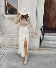 Discover stylish fall maxi skirt outfits, perfect for autumn. Learn how to layer, accessorize, and create cozy looks for all occasions. Skirt Designs For Women, Fall Maxi Skirt Outfits, Fall Maxi Skirt, Fall Maxi, Skirt Outfits Fall, Maxi Skirt Outfits, Autumn Style, Cute Comfy Outfits, Fashion Attire