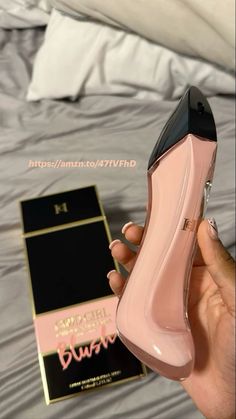 smells unreal, its unmatched Good Girl Blush, Profumo Victoria Secret, Carolina Herrera Good Girl, Fragrances Perfume Woman, Perfume Collection Fragrance, Perfume Lover