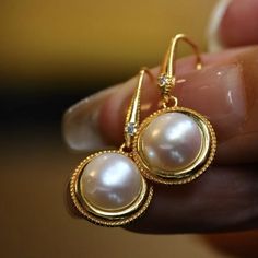 --- SPECIFICS --- 💚Materials: 100% Natural freshwater pearl with 24k gold plated s925 Sterling silver 💚-The pearl is 100% natural UNTREATED , UNHEATED, UNDYED Stone- 💚Metal: Real 24k Gold plated s925 Sterling Silver 💚Size: 24mm*10mm 💚Closure: the closure is made of 925 Sterling Silver.  💚Handmade Artwork, original design and copyright protected💚 💚💚Shipping We ship it in 5-7 days after the payment is made and you may choose your personalized shipping services. We shipping world wide and it is free international shipping. Please kindly be reminded that we are not responsible for any delay due to the local shipping service out of the US.  💚💚 Services 24/7 Rush order Free quality gift box 💚💚Cancelation and return  We accept 30 days return and cancelation  💚💚Small tips for wearin Vintage Pearl Earrings, Real Pearl Earrings, Pearl Drop Earrings Gold, Freshwater Pearl Drop Earrings, Drop Earrings Gold, Shipping Services, Handmade Artwork, Real Pearls, Earrings Women