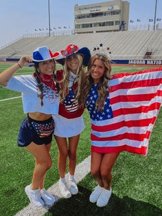 4th of July outfit: casual top and shorts cowgirl Usa Party, American Party, Chunky Platform Sandals, What's Your Style, Blue Sunglasses, Red Bandana