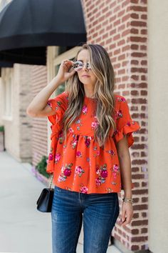 Cute Ruffled Spring Blouse, Jeans And Top, Cute Ruffled T-shirt For Spring, Cute Summer T-shirt With Ruffle Sleeves, Summer Tops Women, Casual Ruffled T-shirt For Fall, Casual Floral Print Fall T-shirt, Fashion Jeans Outfit, Floral Ruffle Top