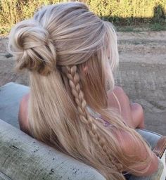 Half Up Half Down Hair Summer, Simple Hoco Hairstyles, Hair Dos For Medium Hair, Beachy Hairstyles, Grad Hairstyles, Grad Hair, Double Braids, Half Bun Hairstyles, Flot Makeup