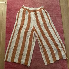 Great Beach Pants Nwt 55% Linen / 45% Viscose Culotte Style // Wide Leg & Cropped Elastic Waist Band In Back, Pockets In Front. Culotte Style, White Linen Pants, Beach Pants, Linen Pants, Orange White, Waist Band, White Linen, Burnt Orange, Madewell