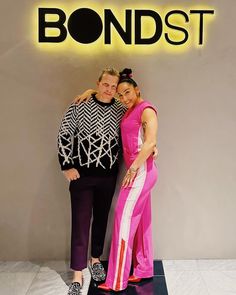 two people standing next to each other in front of a sign that says bondst