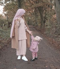 Matching Baby Outfits, Parents Photography, Mommy Daughter Outfits, Muslimah Wedding, Mother Daughter Fashion, Mother Daughter Photography, Muslimah Dress, Cute Muslim Couples