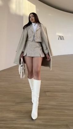 Styling White Knee High Boots, White Going Out Outfit Night Out, White Boots Christmas Outfit, White Short Coat Outfit, Fall Outfits White Boots, Christmas White Outfit, Fur Top Outfit, 2024 Outfit Trends, Outfits Botas Blancas