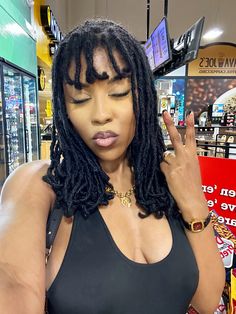 Alternative black girl with loc bangs Loc Bob With Bangs, Short Locs With Bangs, Extra Small Locs, Dyed Locs Hairstyles, Loc Bangs, Locs With Bangs, Cool Black Hair, Locs Dyed, Locs Bob