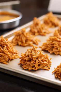 there are many cookies that have been made to look like they are on a baking sheet