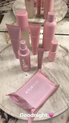 Produtos Skin Care Maquillage Kylie Jenner, Penyimpanan Makeup, Lipstick Designs, E.l.f. Cosmetics, Pretty Skin Care, Body Skin Care Routine, Beauty Skin Care Routine