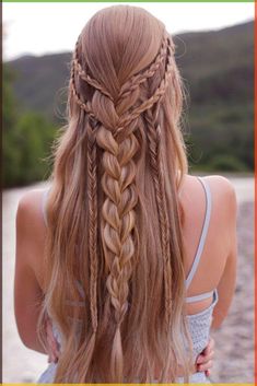 Wild, effortless, loose, carefree, and lovely Bohemian hairstyles are the embodiment of eternal freedom and blossom. Don’t miss these head-turning hairdos to find out how to spice up your style with a sense of lightness. Prom Braid, Fishtail Braids, Braided Prom Hair, Fishtail Braid, Prom Hairstyles For Long Hair, Bohemian Hairstyles, Long Blonde, Box Braids Hairstyles, American Beauty