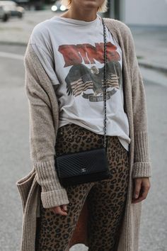 Anine Bing T Shirt Outfit, Rock Chick Style Over 40, Chanel Wallet On Chain, Look Boho Chic, Winter Outfit Ideas, Rocker Style, Wallet On Chain, Print Pants, Anine Bing