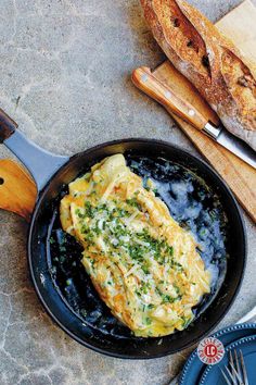 A golden omelet topped with chopped chives served in a skillet with a crusty baguette on the side. Lunch Dishes, Recipes Brunch, Full Meals, Cheese Omelet, Omelets Recipe, Cheese Butter, Omelette Recipe, Big Breakfast, Easy Lunch Recipes