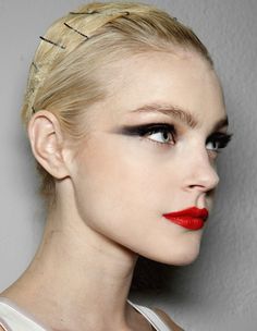 Pretty Make Up Sposa, Dramatic Eyeliner, Awesome Makeup, Jessica Stam, Dark Eyeshadow, Blurred Lines, Runway Makeup, Natural Brows, Bold Makeup