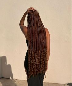 Honey Brown Braids With Curls, Brown Knotless Braids With Curls, Brown And Blonde Peekaboo Braids, Brown Braids With Curls, Brown Peekaboo Braids, Peekaboo Braids With Curls, Honey Brown Braids, Brown Hair Braids, Brown Braids For Black Women