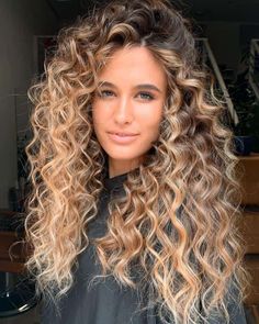 Soft Brown Roots and Sandy Hair 1 Blonde Hair With Brown Roots, Blonde Highlights Curly Hair, Ombre Curly Hair, Tan Skin Blonde Hair, Highlights Curly Hair