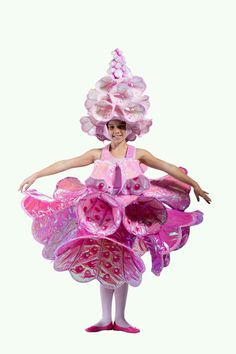 Angel Trumpet Flower, Flower Costumes, Floral Costume, World Of Wearable Art, Trumpet Flower, Angel Trumpet, Bird Costume