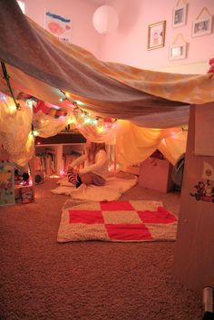 Souvenirs souvenirs : la tente Sleepover Den Ideas, Bedroom Den Ideas, Kids Den Ideas, Sleepover Den, Couch Fort Ideas, Bedroom Fort, Bedroom Cave