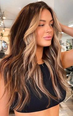 Find out more about new hair color trends 2023, hair color ideas 2023, dyed hair, money piece hair color ideas, balayage hair and other hair trends 2023. Ombre Blond, Brunette Hair With Highlights, Fall Hair Trends, Brown Hair Balayage, Hair Color Highlights, Fall Hair Color, Hair Inspiration Color, Hair Inspo Color