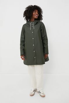 Inspired by the quality and feel of his grandfather's old raincoat, Alexander Stutterheim set out to re-produce a modern version of this classic. Designed in Stockholm, made in Europe- each raincoat is handmade from 100% rainproof rubberized cotton and produced by dedicated Stutterheim seamstress. Each one is numbered and signed by its creator, making each coat as unique as the other.With feminine style in an A-line silhouette, the Green Mosebacke Jacket is still your go-to, year-round raincoat. Mosebacke Raincoat, Womens Winter Coat, Green Raincoat, Black Rain, Coat Closet, Peacoats, Designer Jackets, Pull And Bear, Womens Winter