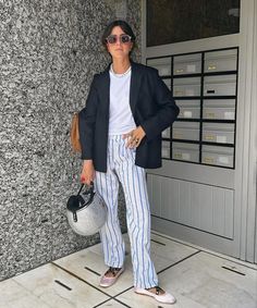 Eu não sei, mas acho que as fashionistas estão amando usar calças de pijama » STEAL THE LOOK Boxers Outfit Female, Pajama Pants Outfit, Paris Fashion Summer, Pajama Style, Striped Pajama, Copenhagen Street Style