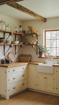 See how a small cottage kitchen can work in tiny homes. These ideas use space-saving designs, like multifunctional furniture and clever layouts, to ma... Blue Cottage Kitchen, Old Cottage Kitchen, Small Cottage Kitchen Ideas, Cottage Kitchen Shelves, Cozy Cottage Interiors, Rustic Cottage Kitchens, Tiny Cottage Kitchen, Unfitted Kitchen, Modern Cottagecore