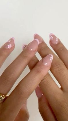 Short Pretty Acrylic Nails Almond, Nail Ideas Pink With Flowers, Pink Heart Nails Almond, Pink And White Hawaii Nails, Cute And Simple Pink Nails, Natural Nail Designs For School, Cute Aesthetic Short Nails, Aesthic Nails Short, Nail Inspo For 11 Yo