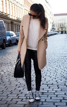 Smart camel coat, black skinny jeans and converse. The perfect mix of smart/casual. Beige Coat, Blazer Outfit, Outfits With Converse, Fall Outfits For Work, Cute Winter Outfits, Work Outfits Women