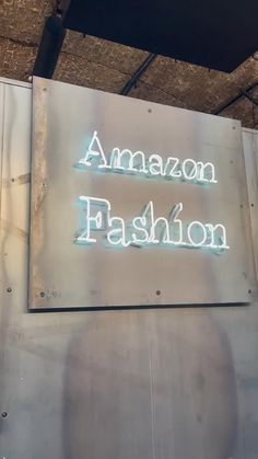 a sign that says amazon fashion on it