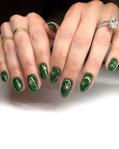 Festive Nail Art Designs, Festive Season Nails, Slytherin Aesthetic Nails, Vintage Christmas Nails, Alternative Christmas Nails, Green Xmas Nails, Classy Holiday Nails, Green Holiday Nails, Nails Design Winter